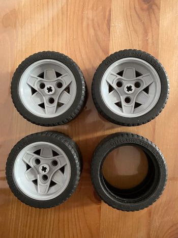 Lot de 4 pneus + 3 gentes lego Wheel 43.2mm D. x 26mm Black Tire 56 x 28 ZR