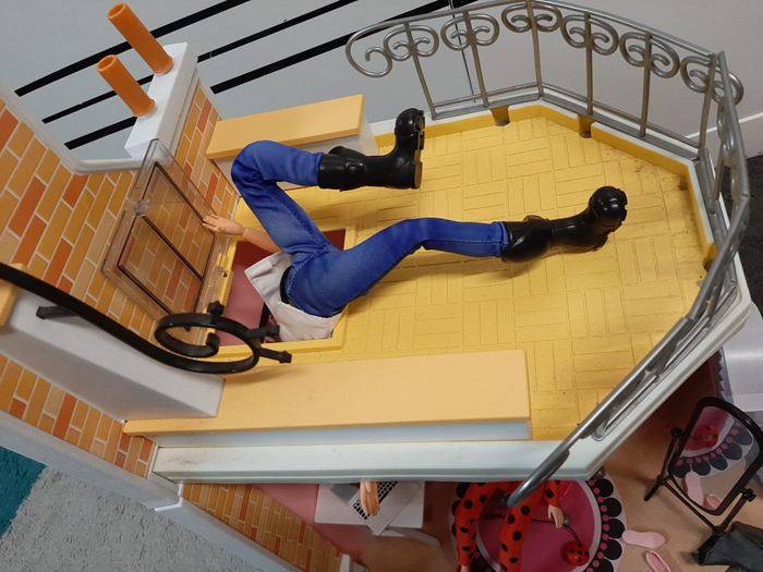 la chambre de miraculous + 2 poupées - photo numéro 3