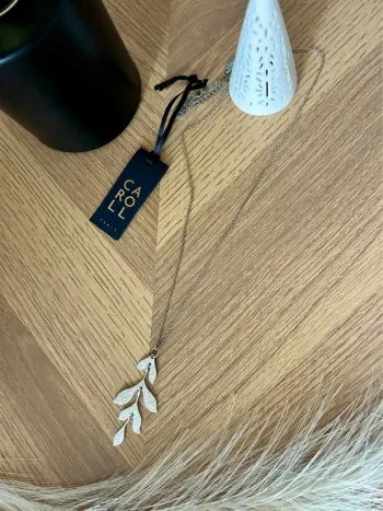 Superbe collier sautoir pendentif argenté avec chaîne Caroll neuf