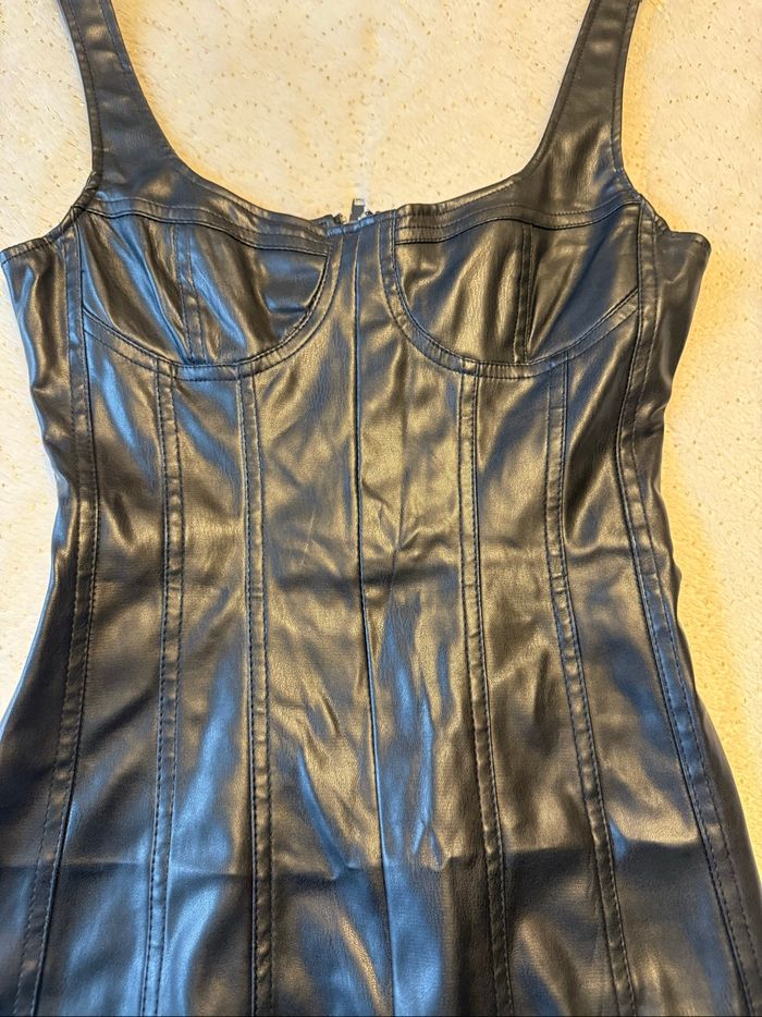 Robe courte en simili cuir noir Bershka – neuve sans étiquette - photo numéro 5