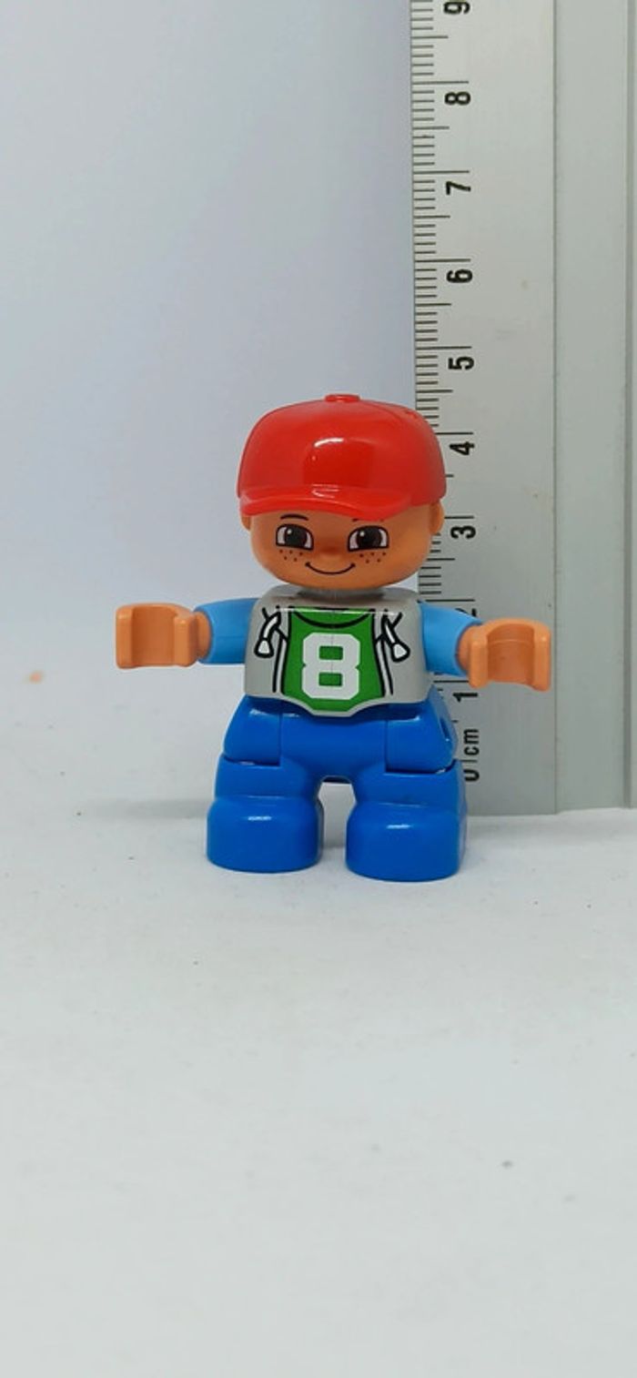 Enfant garçon avec casquette rouge lego duplo
