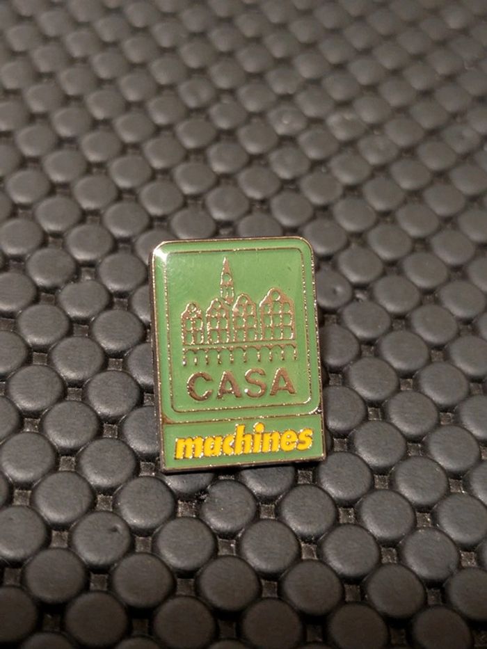 Pin's Agriculture Casa machines, tracteurs Agriculture