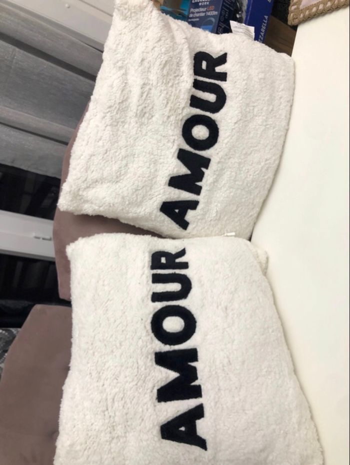Lot de 2 coussins 40x40 AMOUR blanc – Neufs jamais utilisés - photo numéro 2