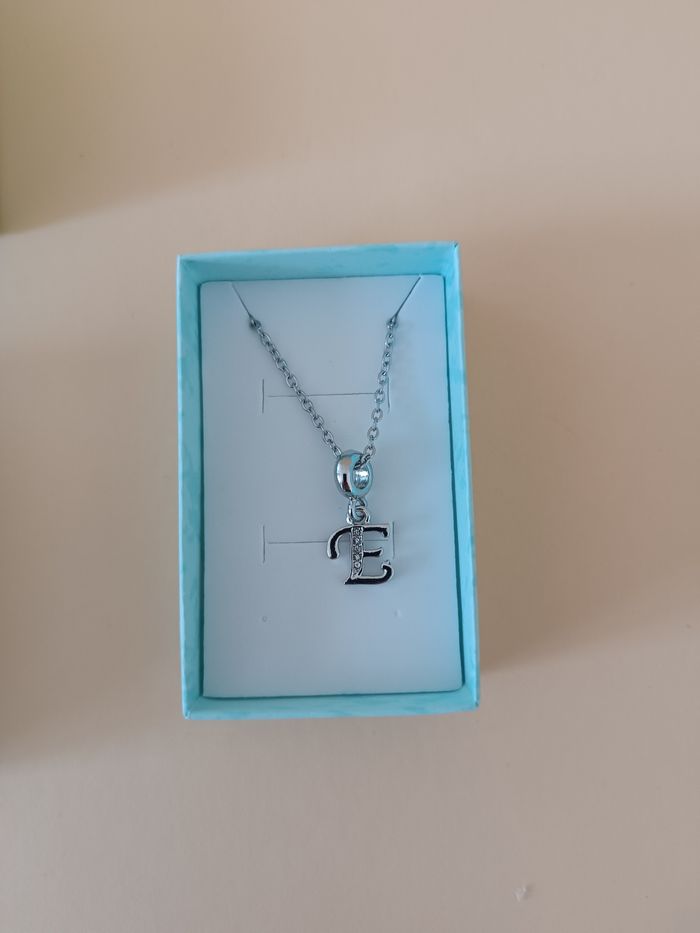 Collier lettre E