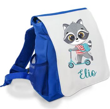 Sac à dos bleu pour enfant avec prénom personnalisé et dessin d’un raton laveur sur une trottinette. Parfait pour la rentrée en maternelle.
