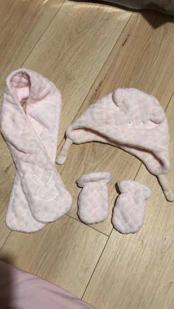 Lot bonnet mouffle et exharpe