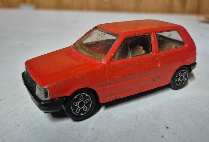 Voiture miniature bburago 4119 fiat uno rouge 1/43