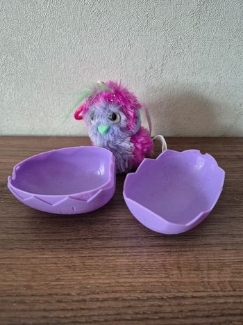 Peluche Hatchimals dans son oeuf violet