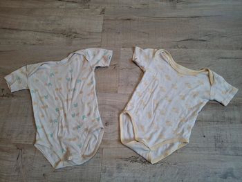 Lot de 2 bodies manches courtes mixte 2 ans