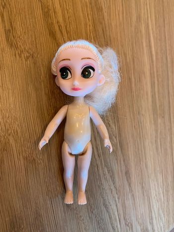 petite poupée Elsa enfant Disney dessin animé la Reine des Neiges