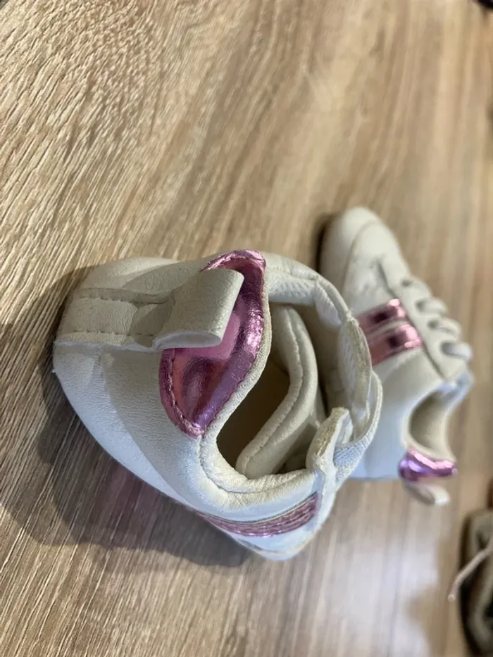 Petite baskets rose et blanche - photo numéro 4