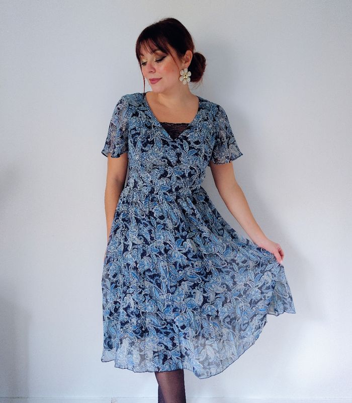 Robe longue voilage dentelle bleu motif paisley cachemire tendance Naf Naf Taille 38 M
Très bon état - photo numéro 5