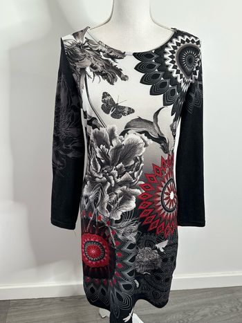 Robe bariolée noire blanche et rouge 101 idées T36/38 S/M