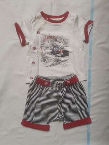 Ensemble tee shirt blanc et short rayé marine