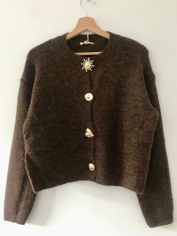 Chic Gilet Marron avec Boutons Bijoux Dorés