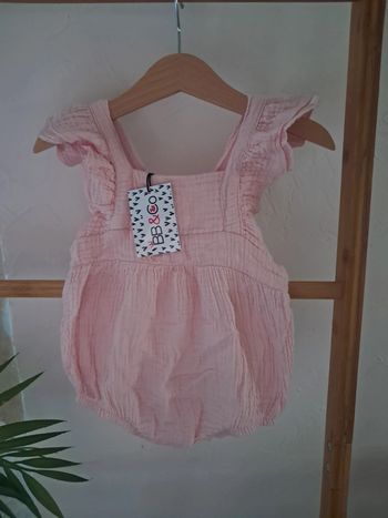 Neuf avec 🏷 Barboteuse en gaze de coton rose pâle 6 mois