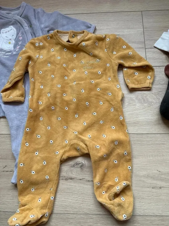 Lot de 2 pyjamas Kiabi 6 mois velours - photo numéro 2