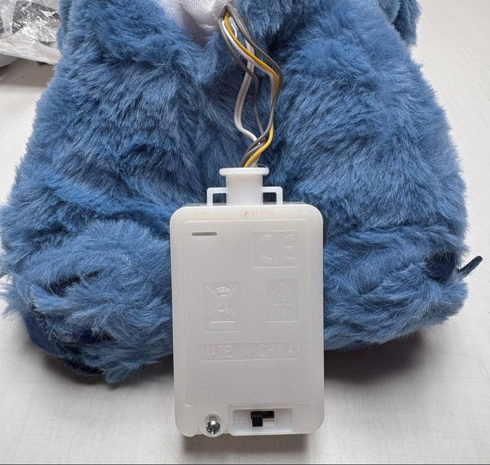 Peluche Stitch 28 cm lumineuse, respire,fait musique, les oreilles bougent 4 modes NEUF - photo numéro 3