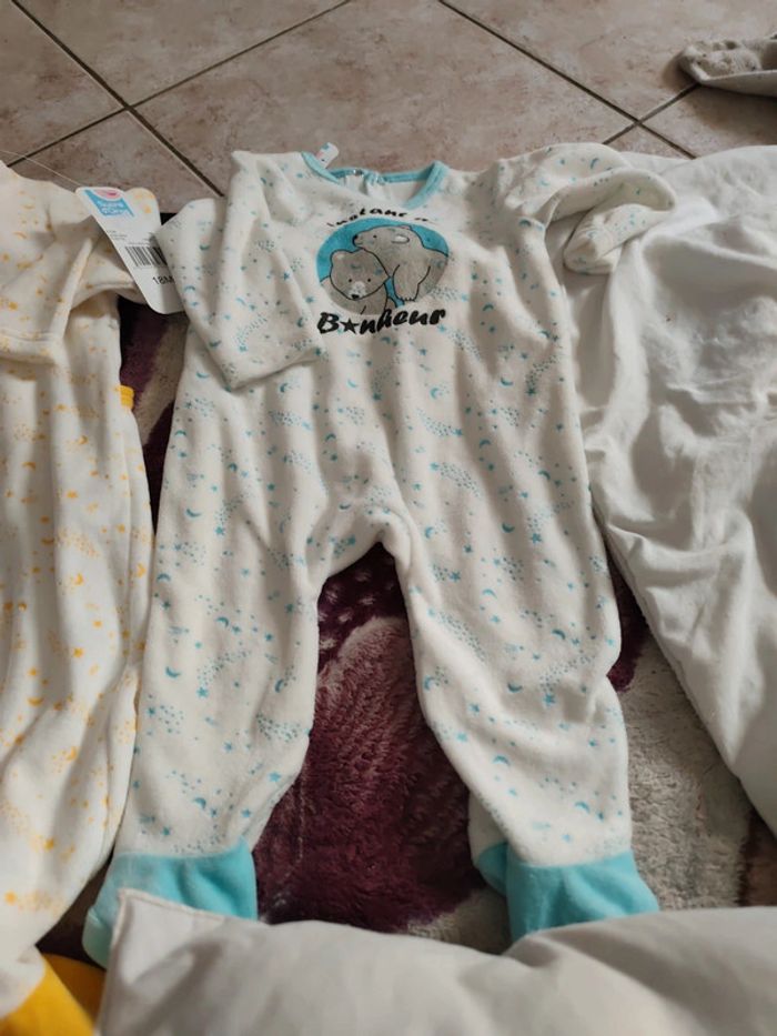 2 pyjamas le bleu 12 mois et le jaune 18 mois sucre dorge - photo numéro 2