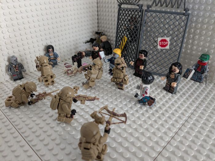21 Figurines Call of Duty mode Zombies + accessoires sur la photo , style lego - photo numéro 3