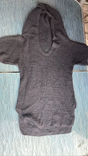Pull noir en maille à capuche