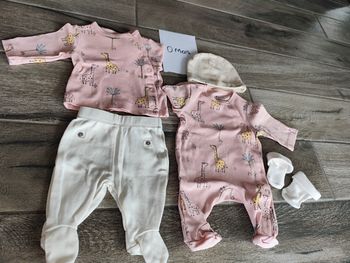 Magnifique Lot de 2 pyjamas girafes été coton et bonnet et chaussettes