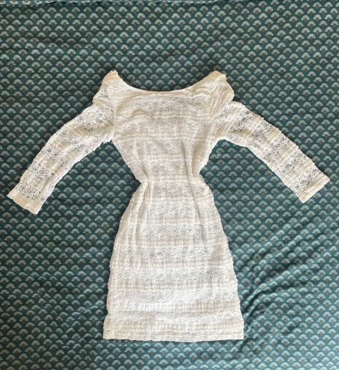 Superbe mini robe blanche moulante en dentelle à manches longues décolleté dos - photo numéro 2