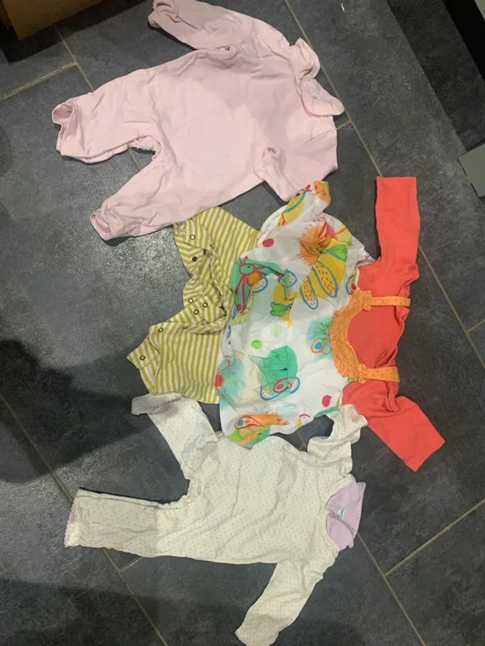 Lot de 33 vêtements 1 mois - photo numéro 3