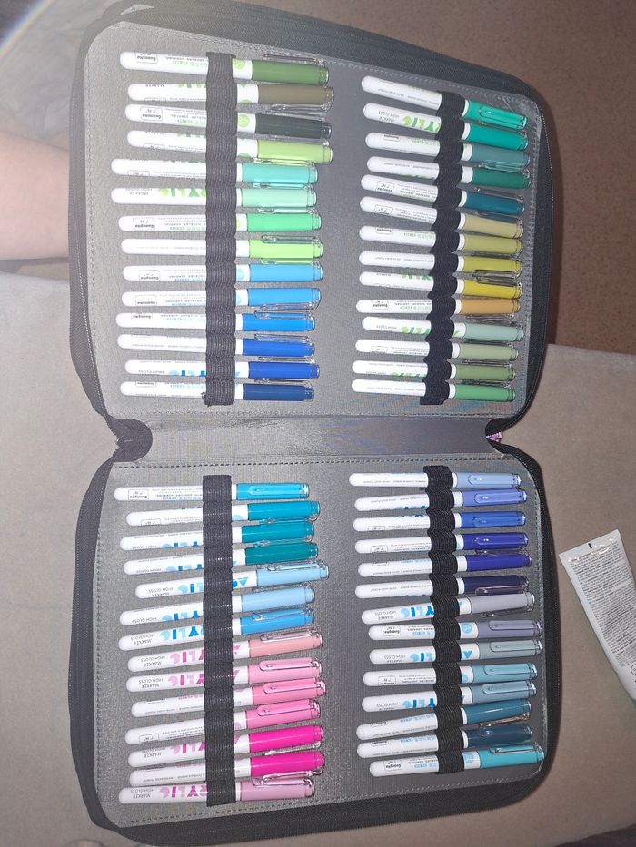 GuangNa stylo bille acryliqueLot complet des 168 couleurs, acheter neufs 115 euros plus 2 boîtes supplémentaire pour 10 euros sois 125 le tout. Il y a 20 doubles a la fin de la trousse car 4 stylos dysfonctionnés donc j’ai racheté les deux pochettes conce - photo numéro 2