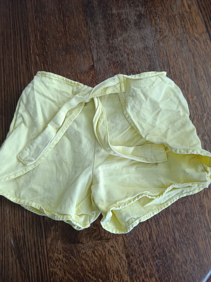 short jaune