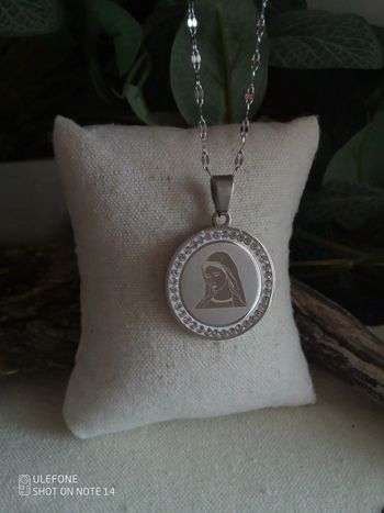Collier pendentif sainte Vierge argenté avec zircons