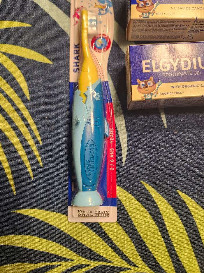 Lot brosses a dents dentifrice elgydium enfant bébé 2 ans - photo numéro 6