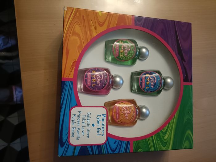 COFFRET 4 MINIATURES CYBER GIRL