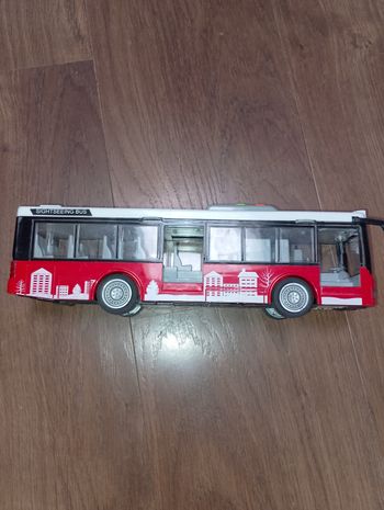 Bus rouge lumineux et sonore à friction