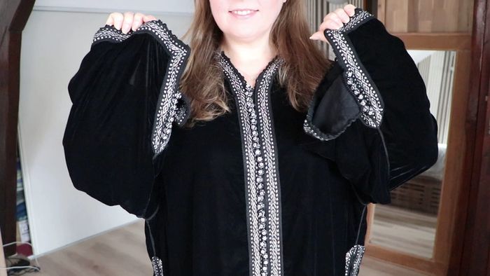Robe à capuche orientale style kaftan en velours noir pour femme
