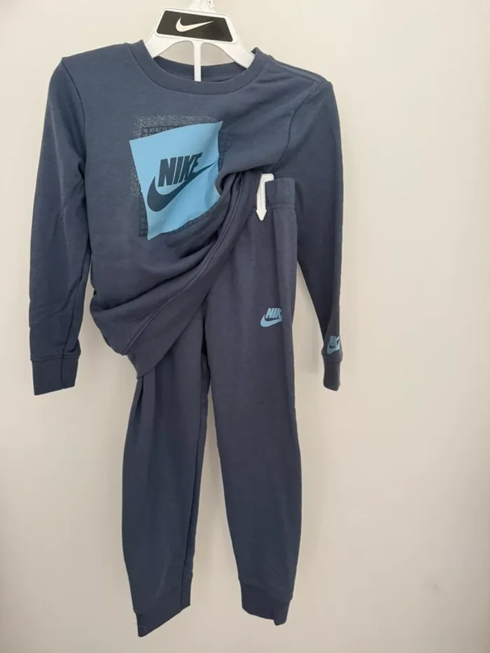 Ensemble survêtement Nike 7 ans - photo numéro 3