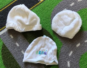 Lot de trois bonnets