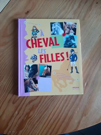 Livre à cheval les filles! apprentissage équitation chevaux