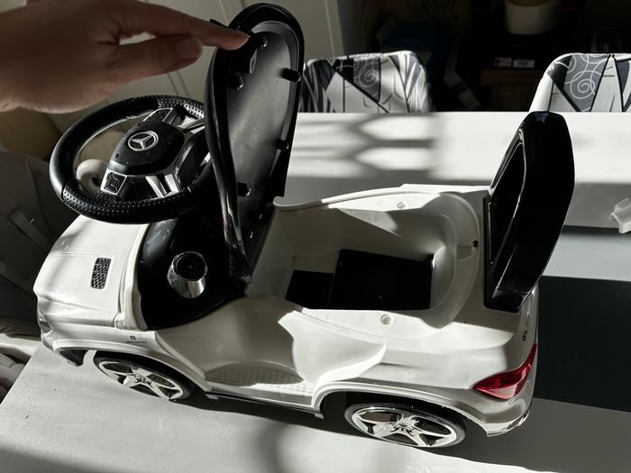 Voiture Mercedes blanche porteur et à pousser