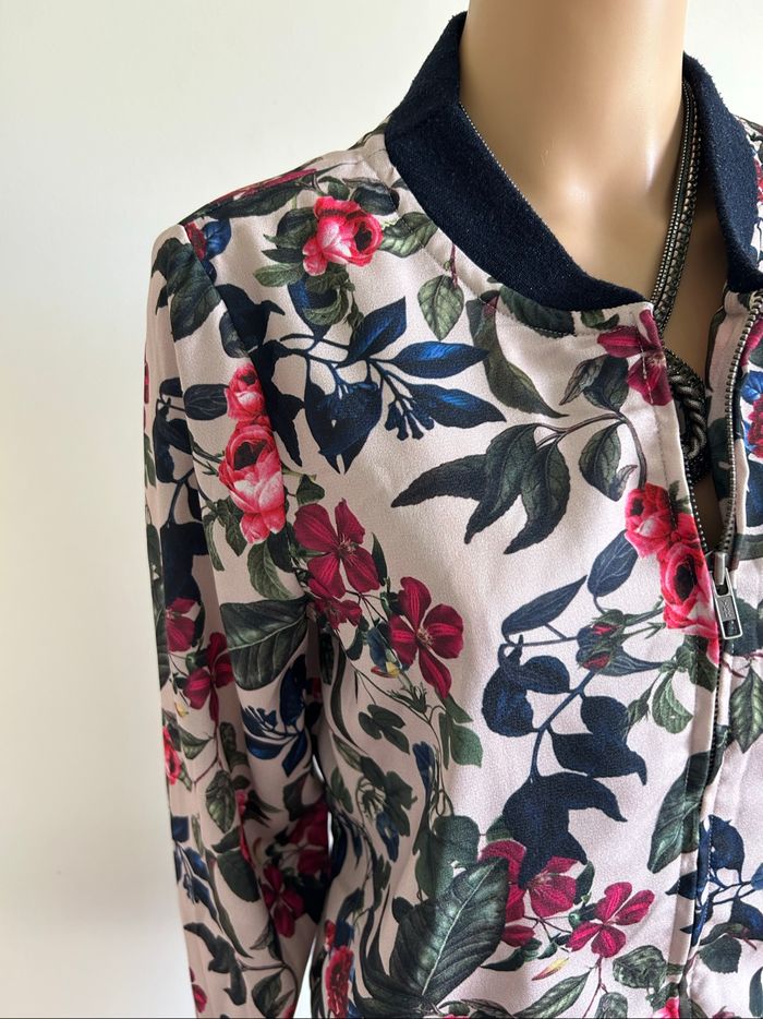 Veste légère fleurie LolaLiza taille M excellent état - photo numéro 4