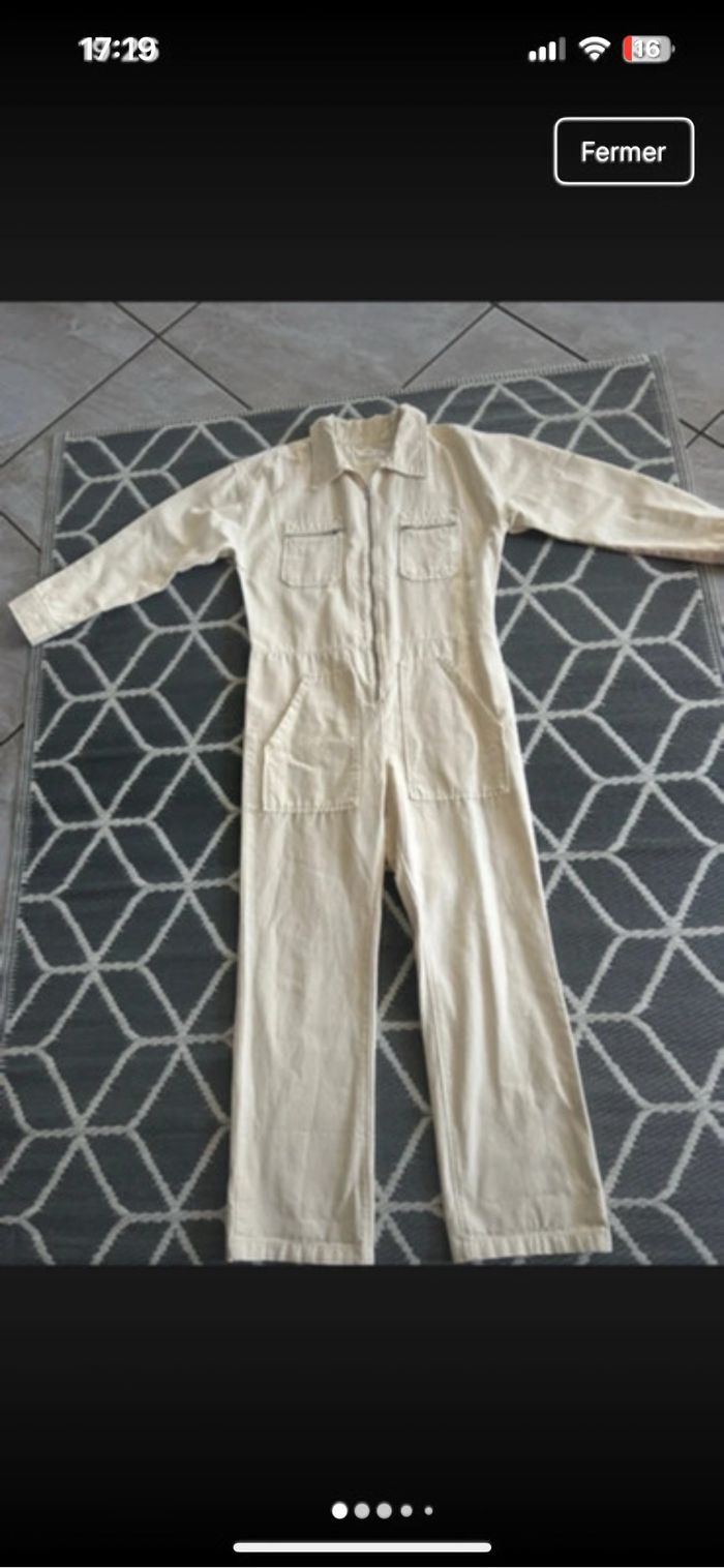 combinaison Mango de couleur écrue, coupe style workwear avec zip frontal et quatre poches pratiques