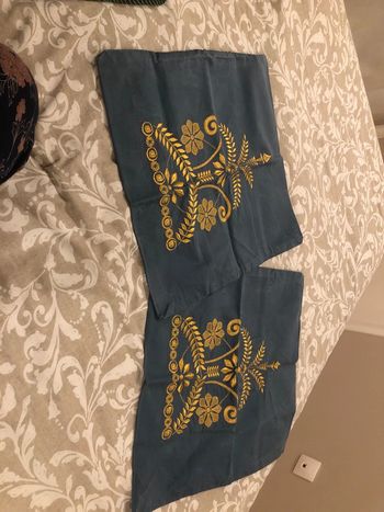 Lot de deux taies de coussins brodées