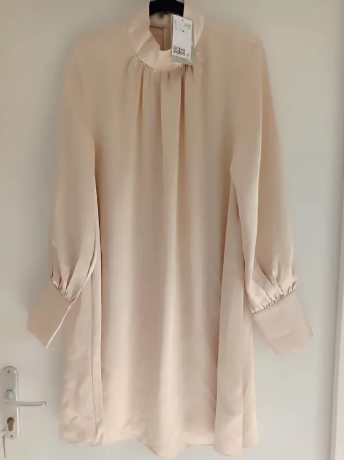 Magnifique robe effet soie satinée beau col haut beige champagne neuf avec étiquette T.M H&M - photo numéro 3