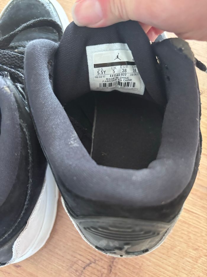 Jordan 3 Gomme rétro noir et blanc taille 38 ou us5.5 - photo numéro 2