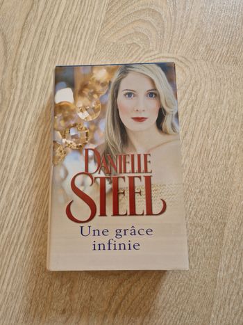 Livre Danielle Steel "Une grâce infinie"