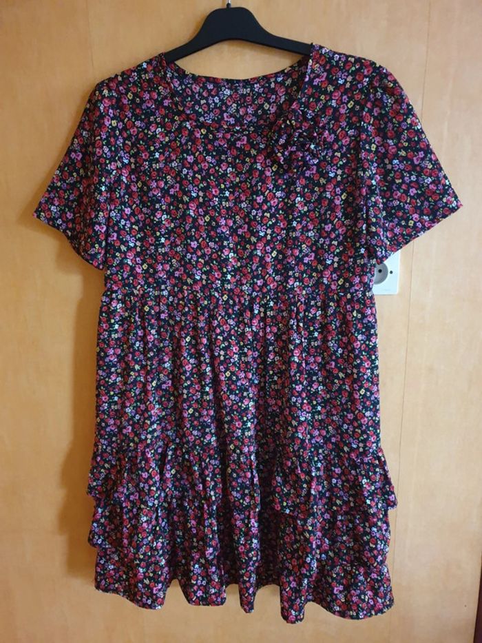 Belle robe noire à fleurs