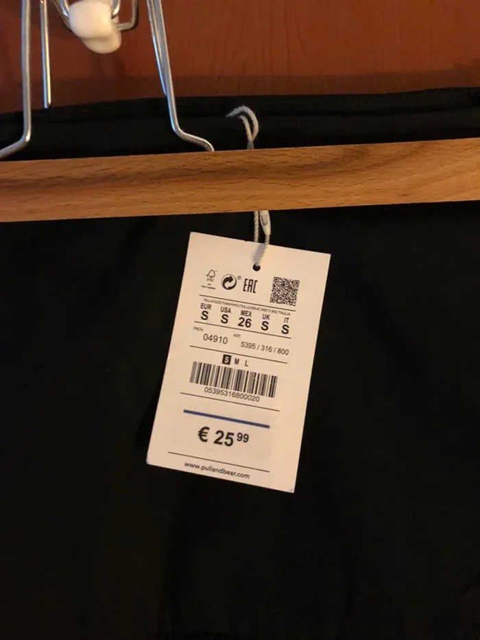 Jupe courte noire Pull&Bear - photo numéro 2