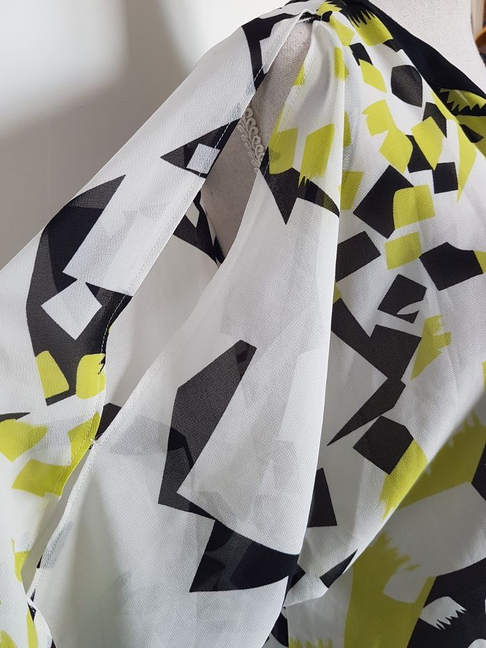 Blouse multicolore épaules dénudées, un peu transparente. Principles. T42 aisselles 55cm, haut 64cm. - photo numéro 3