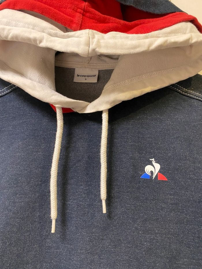 Pull à capuche bleu Le Coq Sportif taille S très bon état hormis petit accroc discret sur une manche - photo numéro 3