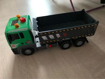 Camion avec benne qui se soulève